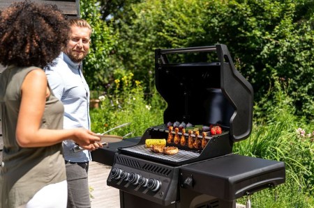 Infračervený Sizzle ZONE ™ postranné horák Perfektný steak  Dokonale skaramelizované kôrka a zároveň šťavnatá chuť ako zo steakové reštaurácie.