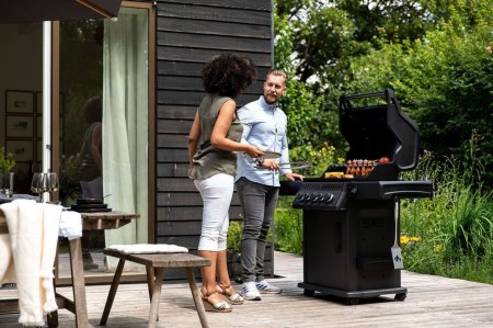 Infračervený Sizzle ZONE ™ postranné horák Perfektný steak  Dokonale skaramelizované kôrka a zároveň šťavnatá chuť ako zo steakové reštaurácie.